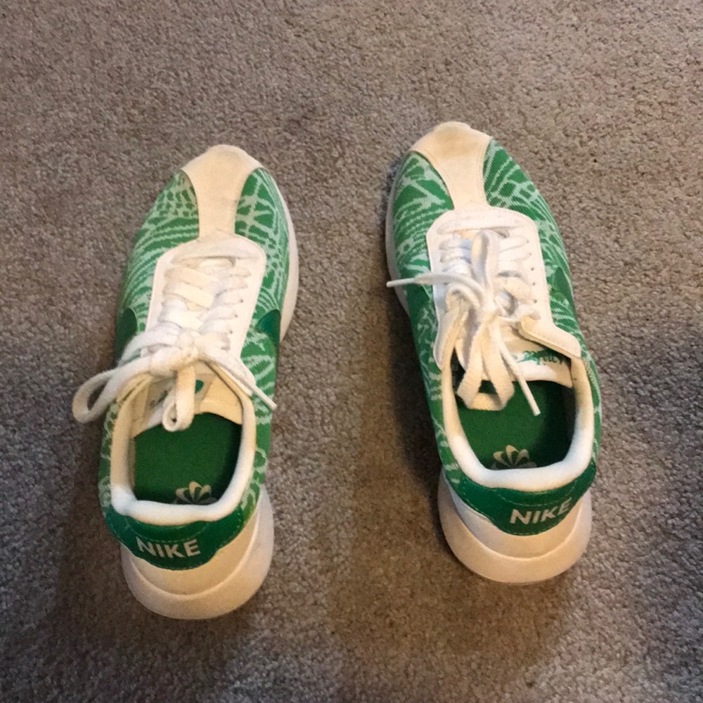 Nike Green x White tennis shoes